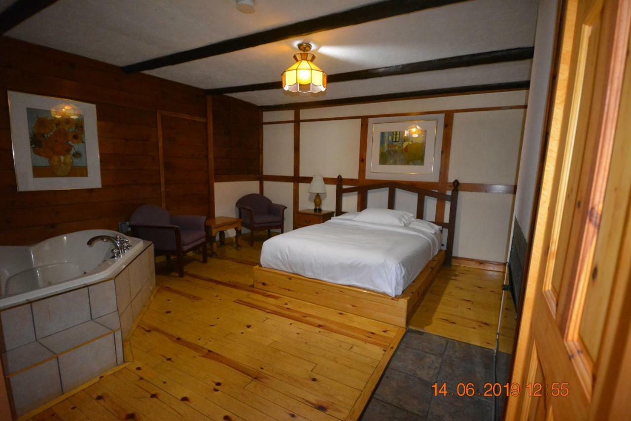 Auberge Alpine Inn Sainte-Adele Luaran gambar