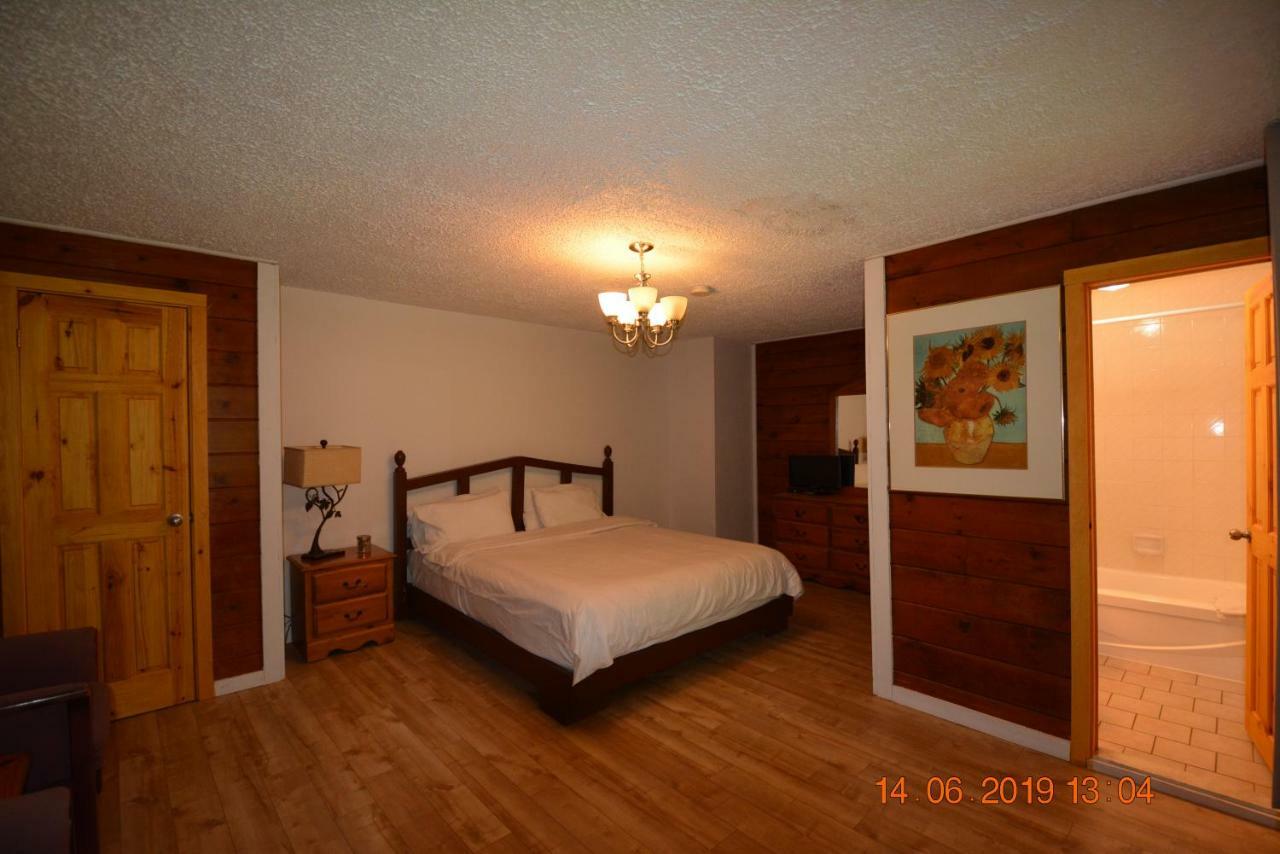 Auberge Alpine Inn Sainte-Adele Luaran gambar